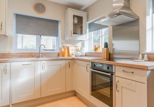 Corner Cottage - sleeps 4 guests in 2 bedrooms