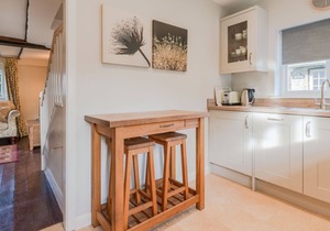 Corner Cottage - sleeps 4 guests in 2 bedrooms
