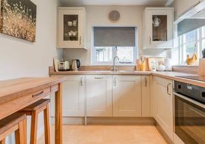 Corner Cottage - sleeps 4 guests in 2 bedrooms