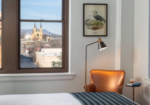 Corner Room w/Gorgeous City Views Free Wifi, Close to Restaurants, Shops & More!