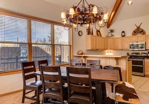 Corral 3bd/3ba , Downtown Breckenridge, 3 King Beds, Walk to Ski Lift, Hot Tub