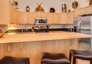 Corral 3bd/3ba , Downtown Breckenridge, 3 King Beds, Walk to Ski Lift, Hot Tub