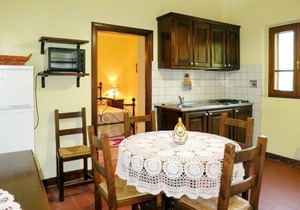 Cosy apartment in villa for 4 people with WIFI, pool, pets allowed and parking