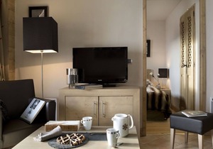 Cosy apartment for 6 guests with pool, WIFI, hot tub, TV, balcony, pets allowed and parking