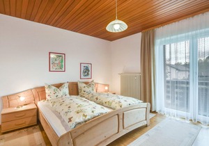 Cosy Apartment at Lake Chiemsee with South-Facing Balcony, Mountain View & Wi-Fi; Parking Available