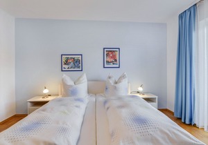 Cosy Apartment at Lake Chiemsee with South-Facing Balcony, Mountain View & Wi-Fi; Parking Available