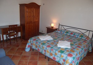 Cosy apartment with WIFI, pool, TV, patio, pets allowed and parking, close to San Gimignano