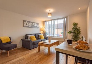 Cosy & Bright 2 Bedroom Apartment in Newbury Town Centre - SLEEPS 7
