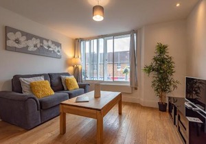 Cosy & Bright 2 Bedroom Apartment in Newbury Town Centre - SLEEPS 7