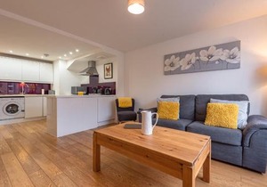 Cosy & Bright 2 Bedroom Apartment in Newbury Town Centre - SLEEPS 7