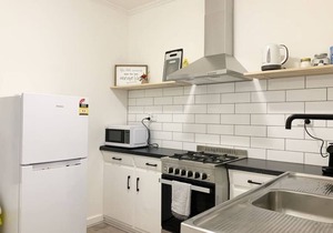 Cosy & comfortable 2 BDRM budget unit. Unlimited Wifi, free parking & air-con. Near shops & bus stop