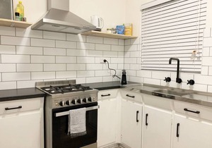 Cosy & comfortable 2 BDRM budget unit. Unlimited Wifi, free parking & air-con. Near shops & bus stop