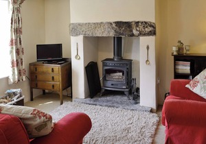 Cosy Dales cottage with woodburning stove.