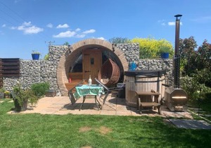 Cosy escape heated luxury pod with hot tub