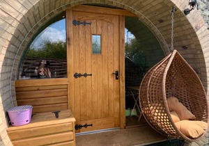 Cosy escape heated luxury pod with hot tub