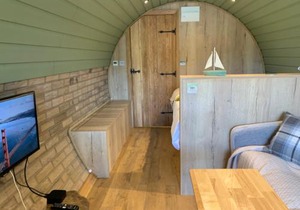 Cosy escape heated luxury pod with hot tub