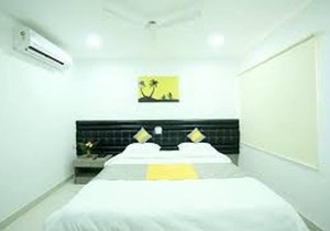 Cosy Room With Private Bath And Work Desk