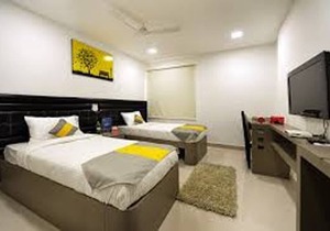 Cosy Room With Private Bath And Work Desk
