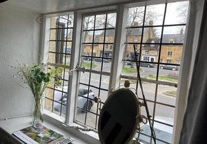Cotswold High Street Entire 3/4 bedroom apartment & Siam Cottage Thai Restaurant