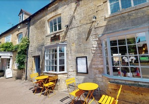 Cotswold High Street Entire 3/4 bedroom apartment & Siam Cottage Thai Restaurant