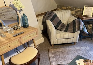 Cotswold High Street Entire 3/4 bedroom apartment & Siam Cottage Thai Restaurant