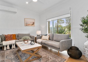 Cottage At The Sound - Beautifully Styled Beach House