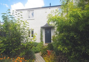 Cottage style small Town house in the centre of Cheltenham