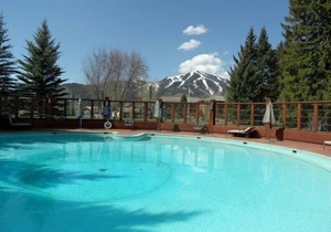 Cottonwood Condo 1473 - Great Views and Sun Valley Resort Pool Access