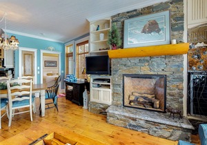 Country-chic ski-in/ski-out condo w/private hot tub & beautiful mountain views