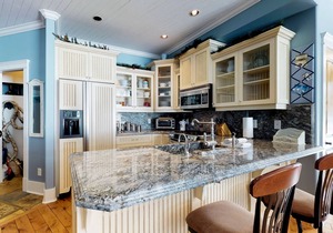 Country-chic ski-in/ski-out condo w/private hot tub & beautiful mountain views