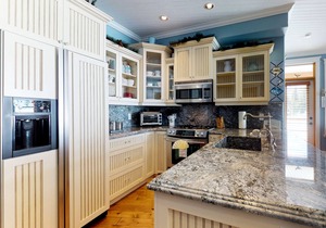 Country-chic ski-in/ski-out condo w/private hot tub & beautiful mountain views