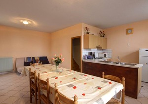 Country Getaway: Spacious 3-BR Cottage, Enclosed Yard, Hiking Nearby, Pets Welcome!