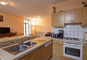 Country Getaway: Spacious 3-BR Cottage, Enclosed Yard, Hiking Nearby, Pets Welcome!