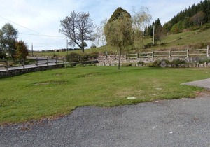 Country Getaway: Spacious 3-BR Cottage, Enclosed Yard, Hiking Nearby, Pets Welcome!