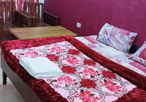 COUPLE FRIENDLY IN LAJPAT NAGAR