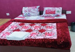 COUPLE FRIENDLY IN LAJPAT NAGAR