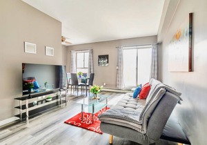 Cozy 1 King BR Apt with Netflix - PRIME Location!