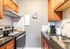 Cozy 1BR Apt w/ King Bed - Near Downtown!