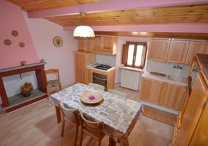 Cozy 2-Bed Apartment, Petrella