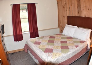 Cozy 2 bedroom suite with living room. Close to hiking trails, ski resorts and family parks!