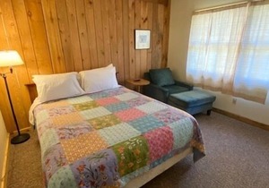 Cozy 2 bedroom suite with living room. Close to hiking trails, ski resorts and family parks!