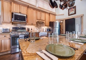 Cozy 2BR Condo Near Peak 8 & Town w/Hot Tub Access