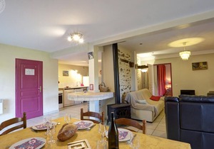 Cozy 2BR Cottage with Patio, Fireplace, and WiFi in Pilat Park
