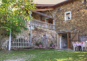 Cozy 2BR Cottage with Patio, Fireplace, and WiFi in Pilat Park