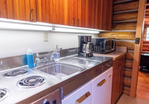 Cozy 2BR Lodge Apartment with Mountain Views Historic B Bar Ranch Getaway