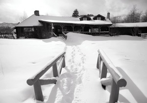 Cozy 2BR Lodge Apartment with Mountain Views Historic B Bar Ranch Getaway