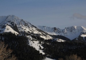 Cozy 2BR Lodge Apartment with Mountain Views Historic B Bar Ranch Getaway