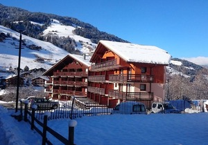 Cozy 4-6 Person Apartment in Village Center - 2 Bedrooms, Steps from Skiing