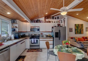 Cozy Aloha Ohia Hale with Hot Tub