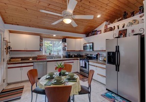 Cozy Aloha Ohia Hale with Hot Tub